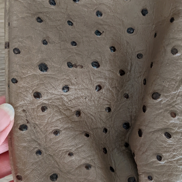 GILI🔥 Ostrich Embossed Hobo Bag - Picture 13 of 17